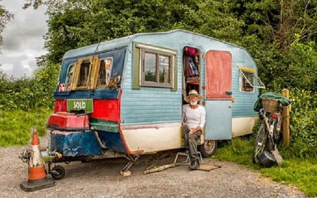Man i gammal husvagn